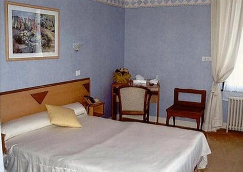 Hotel De L'Agriculture Decize Oda fotoğraf